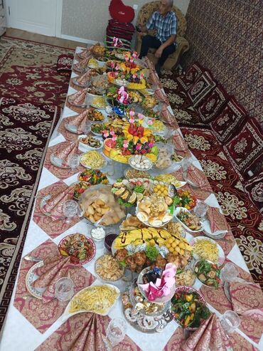 закройный стол: Праздничный стол, накрытый для торжественного мероприятия, предлагает