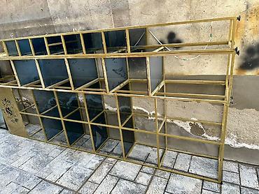 Оборудование для магазинов: Dəmir karkaslı, arxası işıqlı şüşə vitrin. Hündürlük:3m eni:60 sm — 2