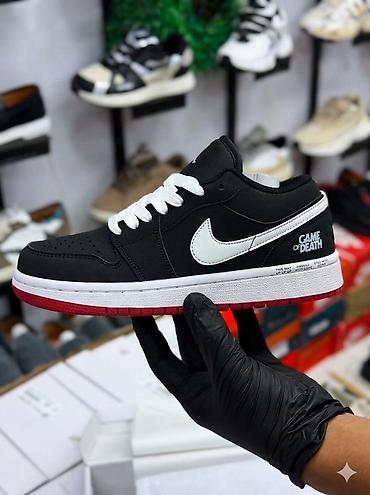 мелей: Кроссовки в стиле Nike Air Jordan 1 Low в эффектной черно-бело-красной — 2