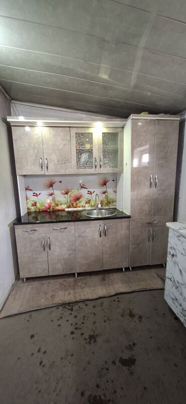 стол кухний: Кухонный гарнитур с высокими шкафами и рабочей зоной - Комплектация