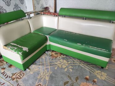 кухонный угловой диван: Угловой диван, цвет - Зеленый, Б/у