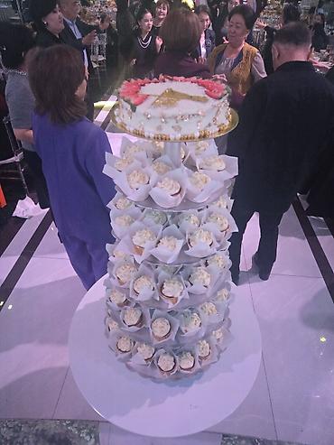 Кондитерские изделия, сладости: Десерты на заказ: капкейки и цифро‑торт. - Капкейки в золотых — 14