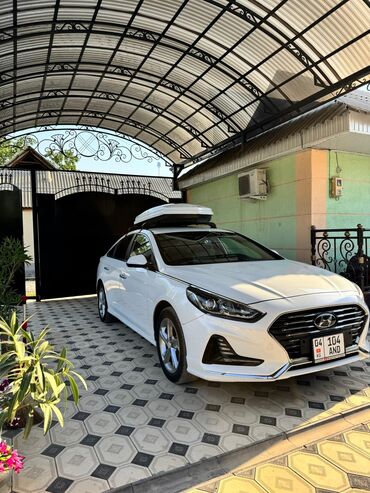 тайота хайландыр: Белый седан Hyundai Sonata, оснащенный дополнительным багажником на