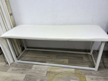 Медицинская мебель: Продаю! 5000сом. Белая косметологическая кушетка с мягкой обивкой и