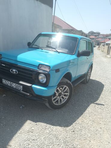 niva ucun diskler: Bu, açıq mavi rəngli, 4x4 ötürücülü LADA Niva avtomobilidir