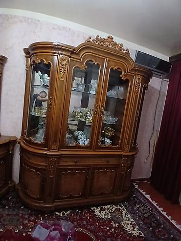 mebel alan usta: Klassik üslubda qonaq otağı mebel dəsti Tərkibi: - Şkaf-vitrin: üç — 1