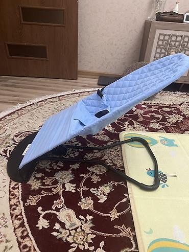 Ev və bağ: Uşaq üçün yelləncək/bauncer kreslosu - Rəng: açıq mavi, romb naxışlı — 2