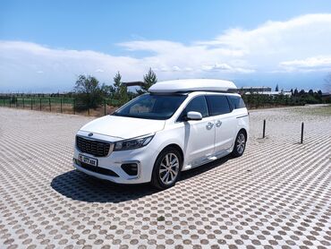 кочкор машина: Белый минивэн Kia Carnival Hi-LIMOUSINE с Автомобиль оснащен боковыми