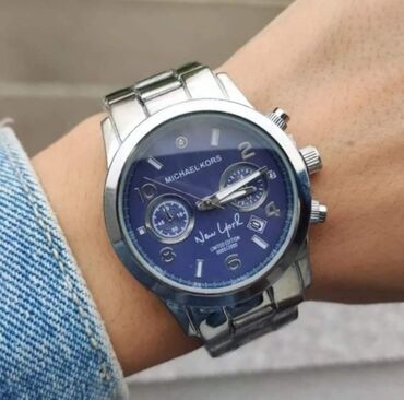 Fantastičan Michael Kors u boji srebra, sa brojčanikom prečnika 3.8
