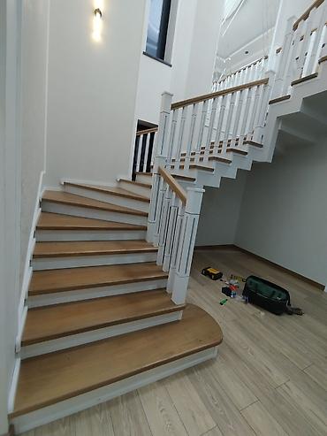 Деревянные лестницы: Деревянная лестница Для дома, Форма лестницы: Много-маршевая, Стиль: Классический — 27