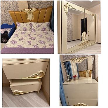 Yataq otağı üçün klassik üslubda mebel dəsti. Dəstə yumşaq başlıqlı