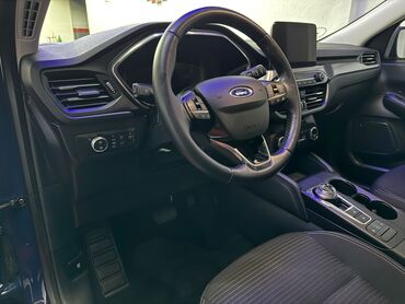 Ford: Plavi Ford Kuga, SUV model sa petoro vrata, opremljen je automatskim — 3