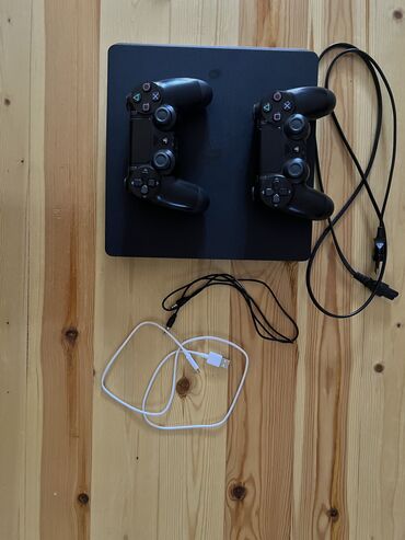 PS4 (Sony Playstation 4): PS 4 SLİM ideal vəziyyətdədir.2 pultla,içində 7 oyun var.İSMAYILLI
