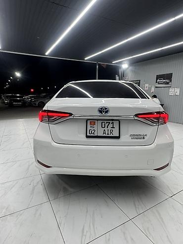 приус 2024: Toyota Corolla: 2022 г., Гибрид, Седан — 10