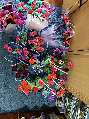 Цветы из синельной проволоки: Яркие декоративные букеты из мягких плюшевых «проволочных» цветов. - — 15