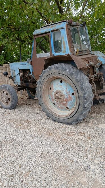 traktor altlıqlı qara qadın bosonojkaları: Köhnə, lakin hələ də dayanıqlı, mavi rəngli bir traktor. Bu model