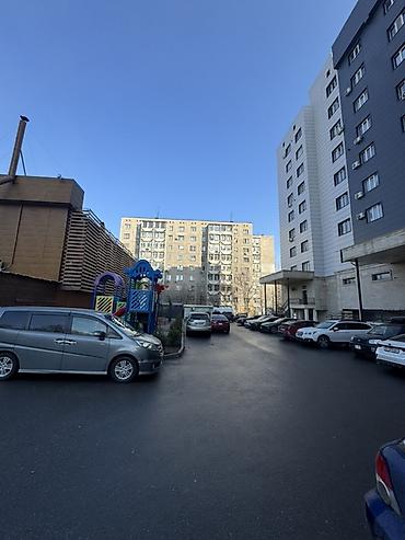 Паркинги: Парковочное место во дворе современного жилого комплекса. - Открытая — 3