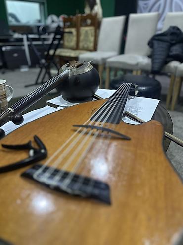 Akustik gitaralar: Godin Ud Türkiyədə yığılıb. İstifadə olunan ağaclar: Maun, Ladin və — 3
