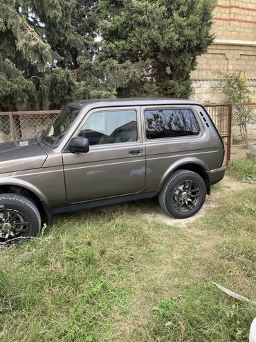 VAZ (LADA): Model: LADA 4x4 (Niva) 3 qapılı SUV Əsas xüsusiyyətlər: - Tam — 2