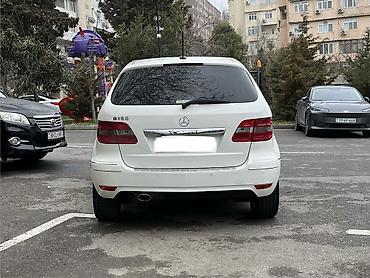 mersedes b klass: Mercedes-Benz B 180 – ağ rəngli, 5 qapılı kompakt hetçbek. İdeal — 4