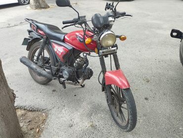 Motonəqliyyatın icarəsi: Motosiklet dinamik qırmızı rəngdə təqdim olunur. Rahat oturuş üçün