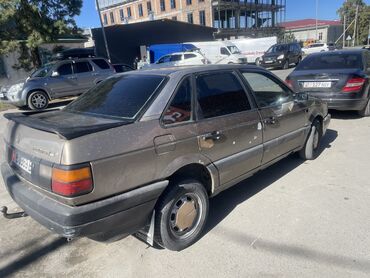 Volkswagen: Volkswagen Passat: 1988 г., 1.8 л, Механика, Бензин, Седан