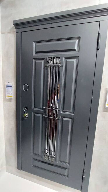 продажа входных дверей: Входная металлическая дверь с декоративной решеткой и филенчатыми