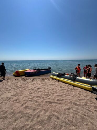 Водный транспорт: Моторная лодка с контрастным сине-красным корпусом и черным — 6