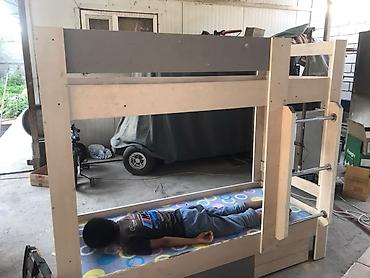 bunk bed: Без комоды Двухъярусная кровать из светлого ЛДСП/массива с защитными — 2