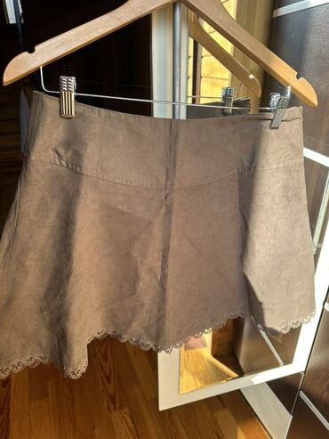 Ətəklər: Qadın geyimləri dəsti 1) Qara-ağ çiçək naxışlı ətək - Rəng: krem fon — 10