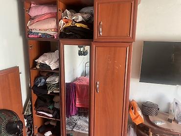 standing mirror: Шкаф-купе распашной из ЛДСП под дуб/орех. - Конфигурация: три секции — 1