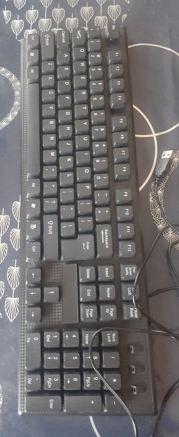 masa ustu kompyuter: Klaviatura iş üçün az işlənib