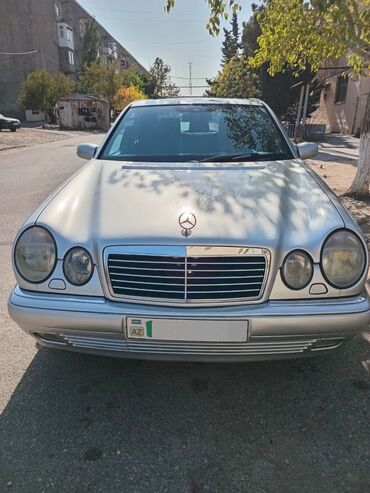 traktor altlıqlı qara qadın bosonojkaları: Mercedes-Benz E 240: 2.4 l | 1998 il Sedan