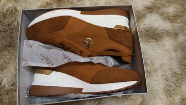 Γυναικεία είδη Υπόδησης: Παπούτσια.
Καινούργια, αφόρετα.
Πολύ άνετα, μέγεθος 41 — 11