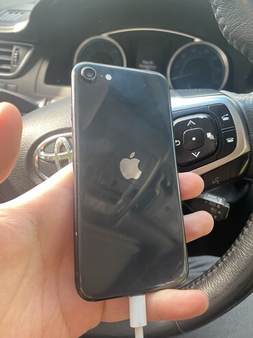 Apple iPhone: IPhone SE 2020, Б/у, 64 ГБ, Черный, Защитное стекло, Чехол, 86 %