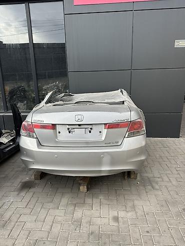 задний багажник: Задняя часть кузова Honda Accord 3.5 V6 в сборе, серебристого цвета — 3