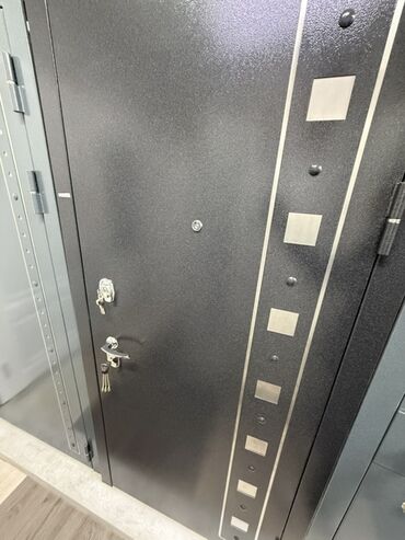 бронированные двери со стеклом: Металлическая сейфовая дверь