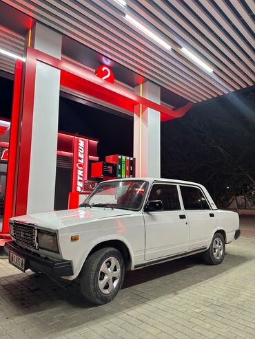 домкрат для машины цена: Белый седан Lada 2107 с классическим дизайном, подходящий для