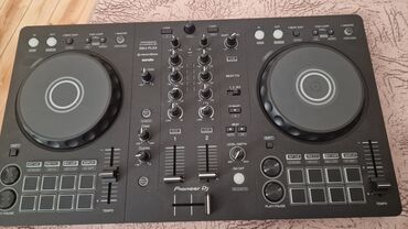 Gitaralar: Pioneer DJ tərəfindən istehsal olunan bu DJ kontrolleri, rəqəmsal