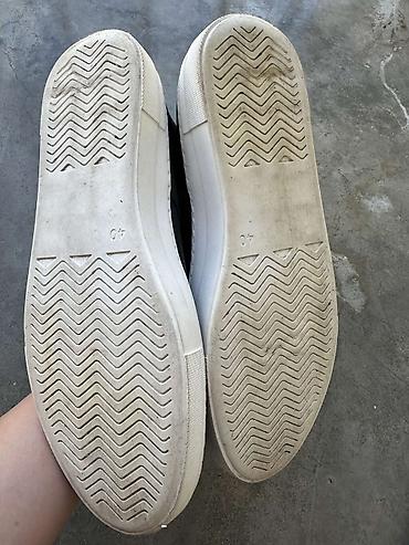 Salonke: Dve vrste obuće: 1) Bele patike sa pertlama - Klasičan nizak model sa — 9