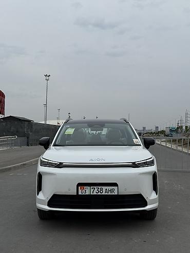 aion v plus 2024: Электрический кроссовер AION в белом цвете. Современный SUV с — 4