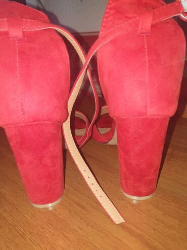 Basanoşka və səndəllər: Ölçü: 40, Yeni — 4