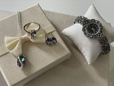 Setovi nakita: Komplet nakita sa kutijom
Cena 2000din — 13