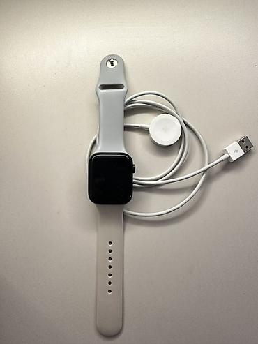 Смарт‑часы Apple Watch (серия SE 2) с магнитной зарядной шайбой USB в