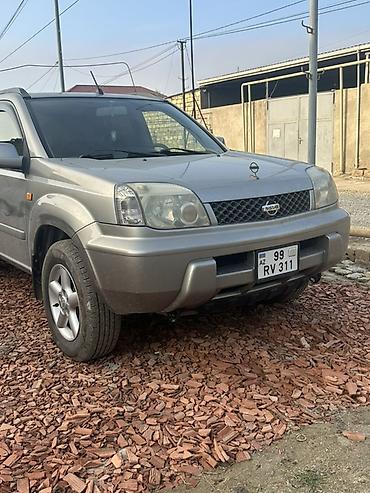 99 masin: Nissan X-Trail kompakt SUV modeli. Şəkillərdən göründüyü kimi gümüşü — 10