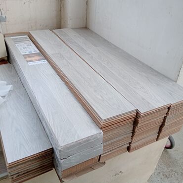 Digər döşəmə materialları: Laminat, Sinif - 33, 8 mm, Ödənişli quraşdırma