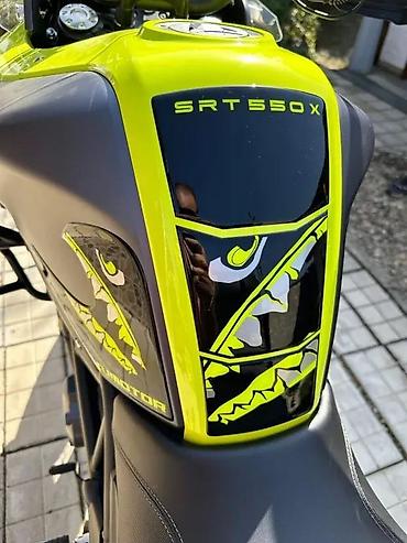 Delovi za motocikle: 3d stikeri qjmotor srt 550x tank pad - 2035 📌 opis: 3d stikeri - — 3
