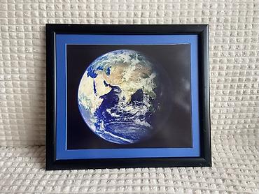 turk sekiller: Çərçivəli “Yer planetinin görüntüsü” posteri - Rəsm: kosmosdan Yer — 1