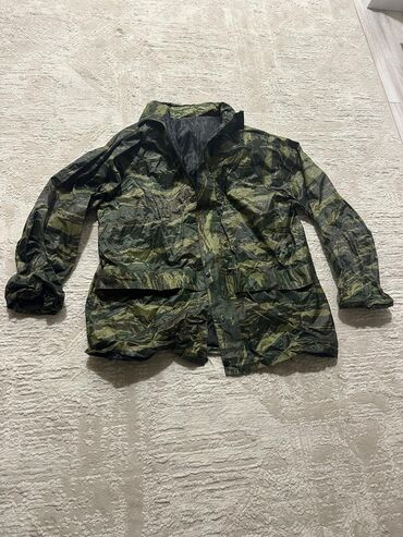 одежда камуфляж: Универсальный костюм-дождевик, выполненный в камуфляжном стиле