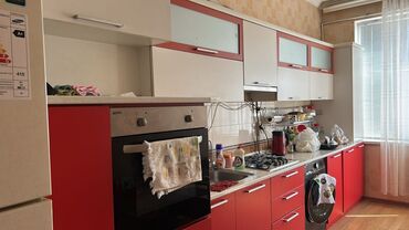 шкаф для балкона: Ağ və qırmızı rənglərdə olan bu modul mətbəx dəsti müasir dizaynı və